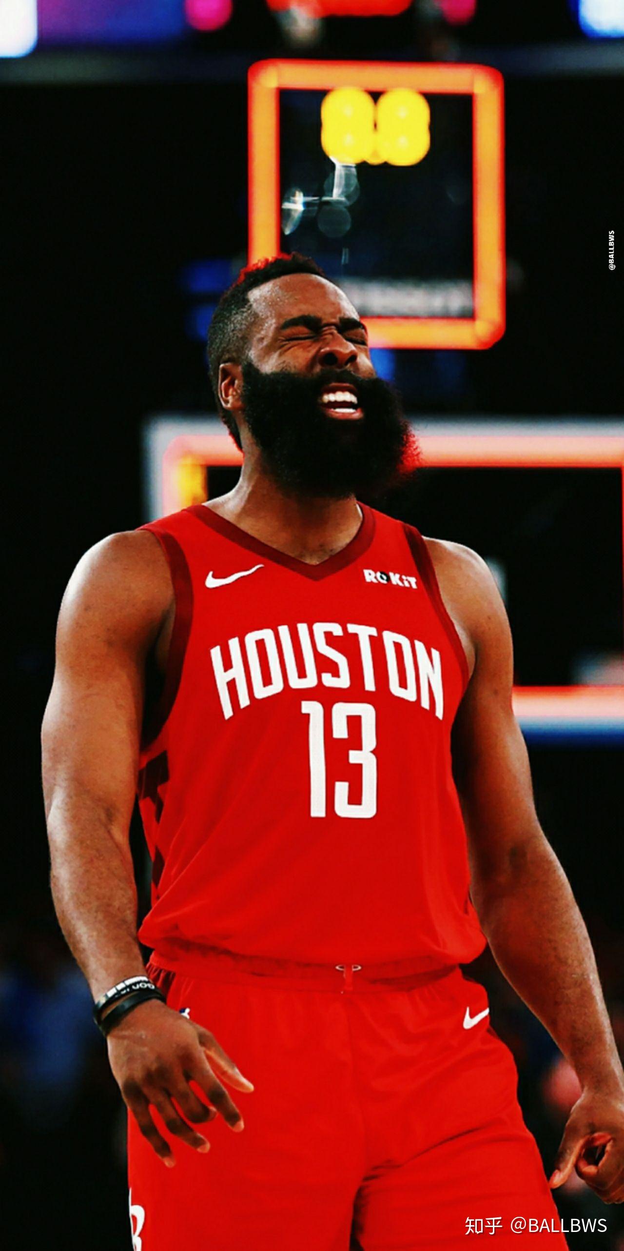 东契奇回国被球迷围堵：淡定在湖人球衣上签名湖记：还剩18天合练